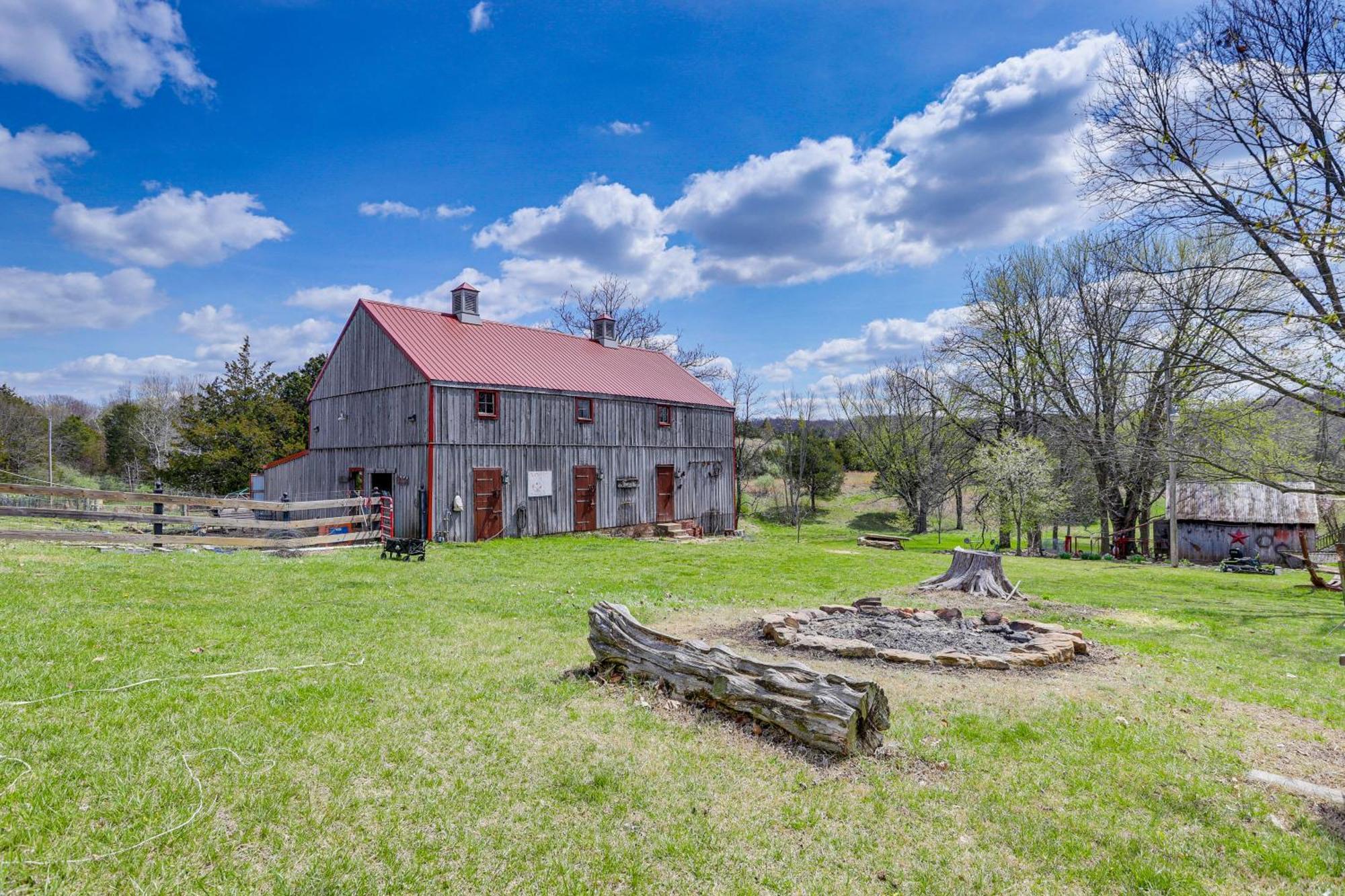 Spacious And Historic Cabin In New Haven With Pond! Exterior photo
